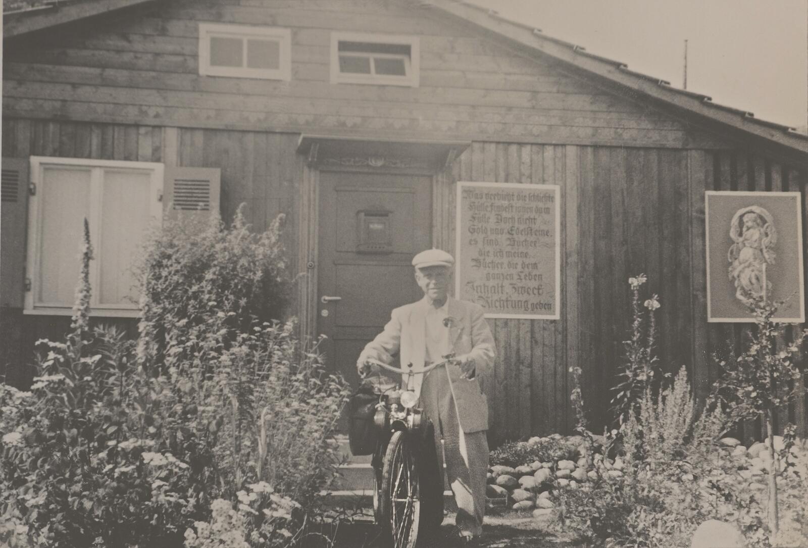 Albert Minder mit Velosolex vor seinem Dichterhäuschen, Burgdorf 1951. Albert Minder mit Velosolex vor seinem Dichterhäuschen, Burgdorf 1951.
